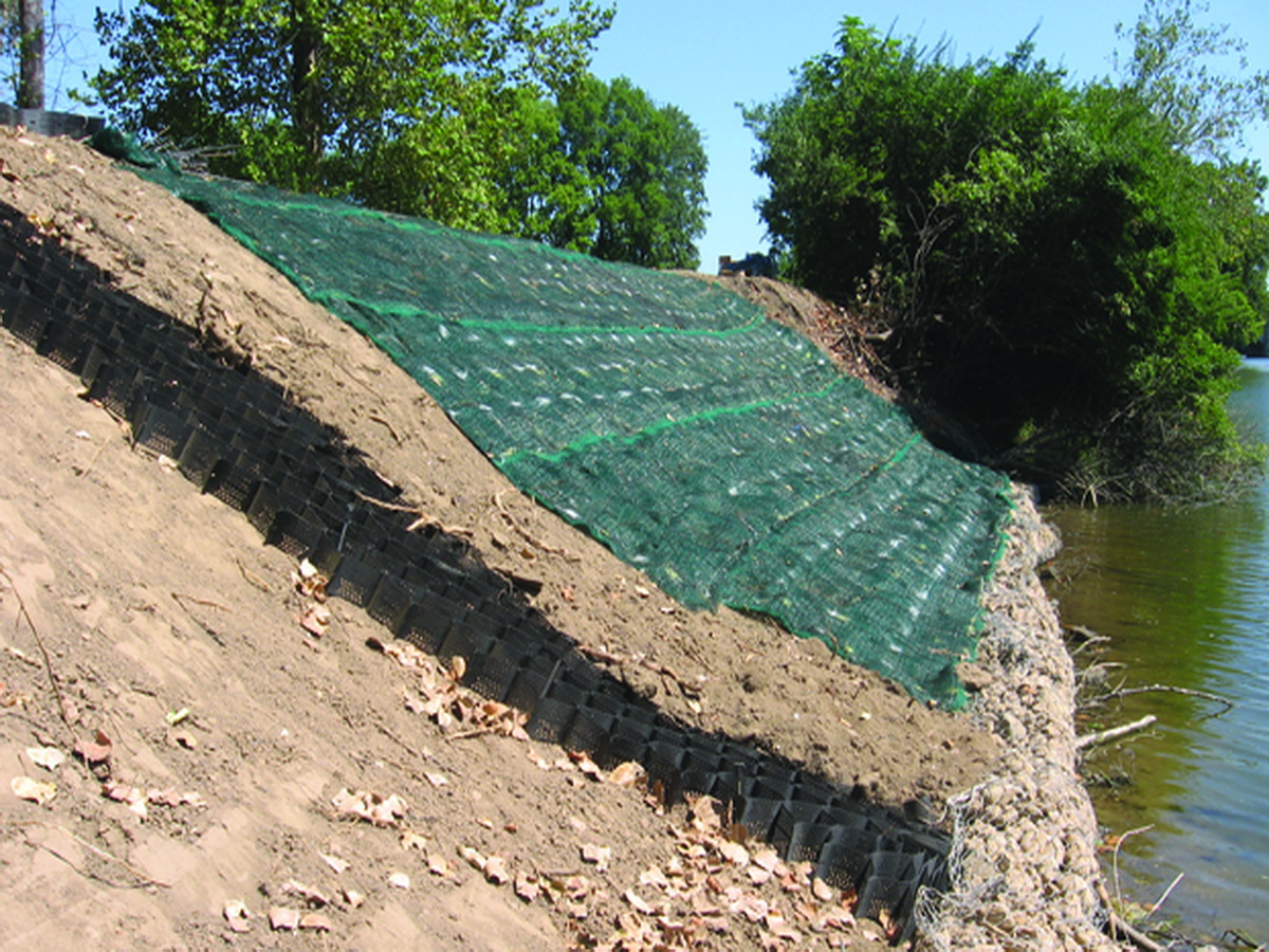 укрепление земляных откосов. укрепление земляных откосов. откос укрепленный георешеткой. геовеб", "дорнит. георешетка прудон-494.
